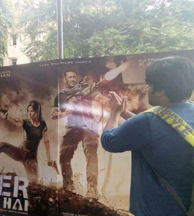 singhmighty's tweet photo. @aliabbaszafar @TigerZindaHai God of Indian Cinema is arriving on #Christmas2017
@BeingSalmanKhan
#LoveRespectPrayers
#TigerZindaHai https://t.co/XfcwR35xQK