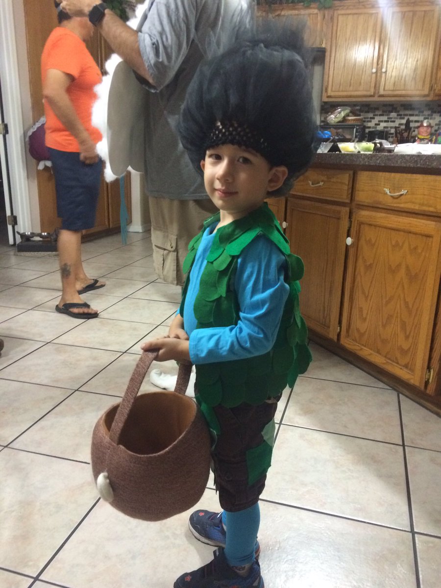 MrsVtoPAC's tweet photo. Happy Halloween! Gotta do the family themes while he's too young to care 😜! https://t.co/fGCtPZSXAg