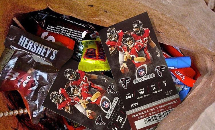 FakeSportsCentr's tweet photo. PARENTS: Please remember to check your children's candy for chocking hazards, just found some in mine! https://t.co/BSmNvw7Yzo