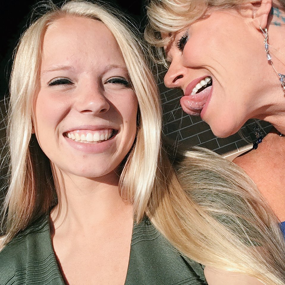 devrieshannnah's tweet photo. Just remember, ladies tend to look like their mother as they get older, and she’s pretty hot. #milf #NewProfilePic #PattyP💗 https://t.co/eacB7pKaao