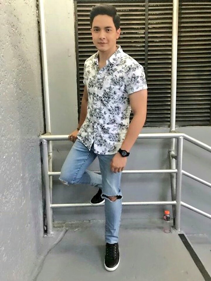 ALDENaticsMkt's tweet photo. WednesBAE OOTD 💛

@aldenrichards02 
#ALDUBHappierWithYou 

© oh_no_its_gianni https://t.co/piw7pHDIdo