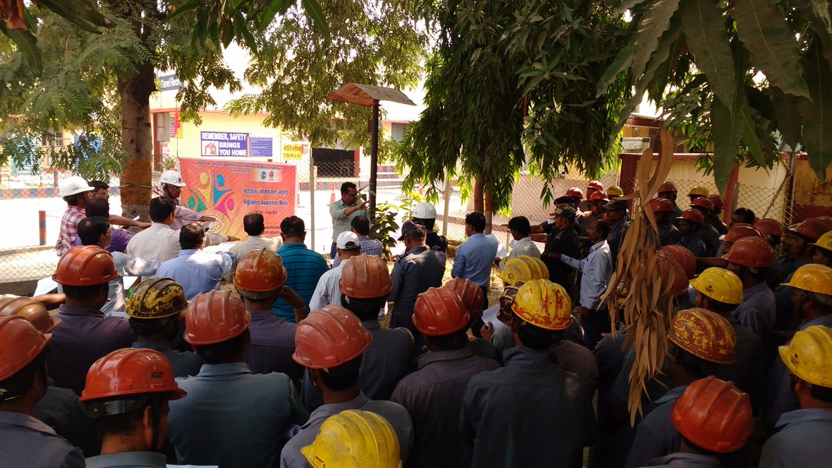 NRVigilance_IOC's tweet photo. Champions don't Cheat! Integrity Pledge being administered to our champion stakeholders at our Mughal Sarai Terminal#VAW-2017 https://t.co/hXMckHVKVJ