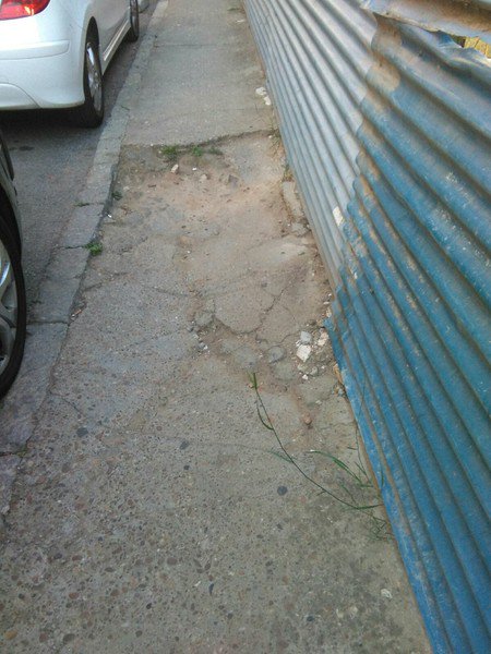 Estado de parte del acerado de la calle Juan de Badajoz, extensible a otras de la barriada. Ya está bien, estamos en el siglo XXI