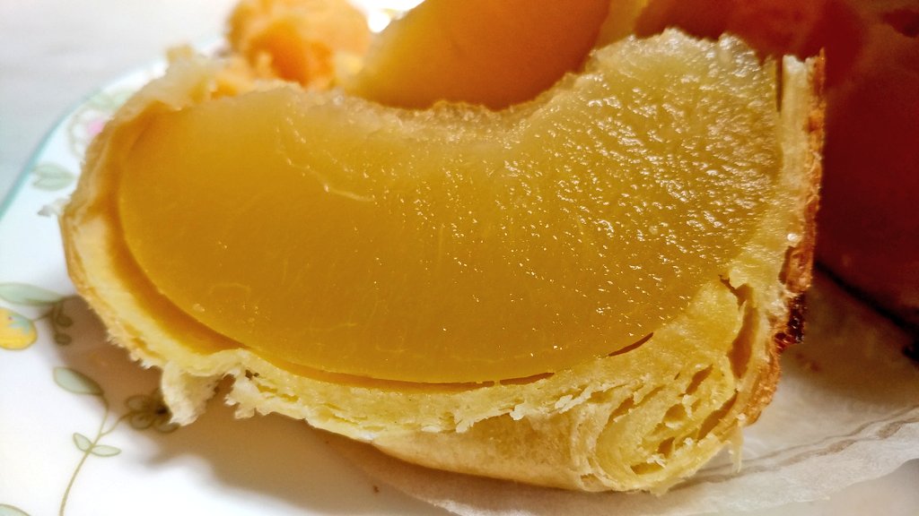 님들아 이게 뭐냐면 통째로 사과 파이 인데 지금 잘라서 먹어보고 2개는 더 사올걸 하고 대후회중이니 누구 하네다 공항 가는 사람 있으면 사서 저 대신 더 먹어줘....