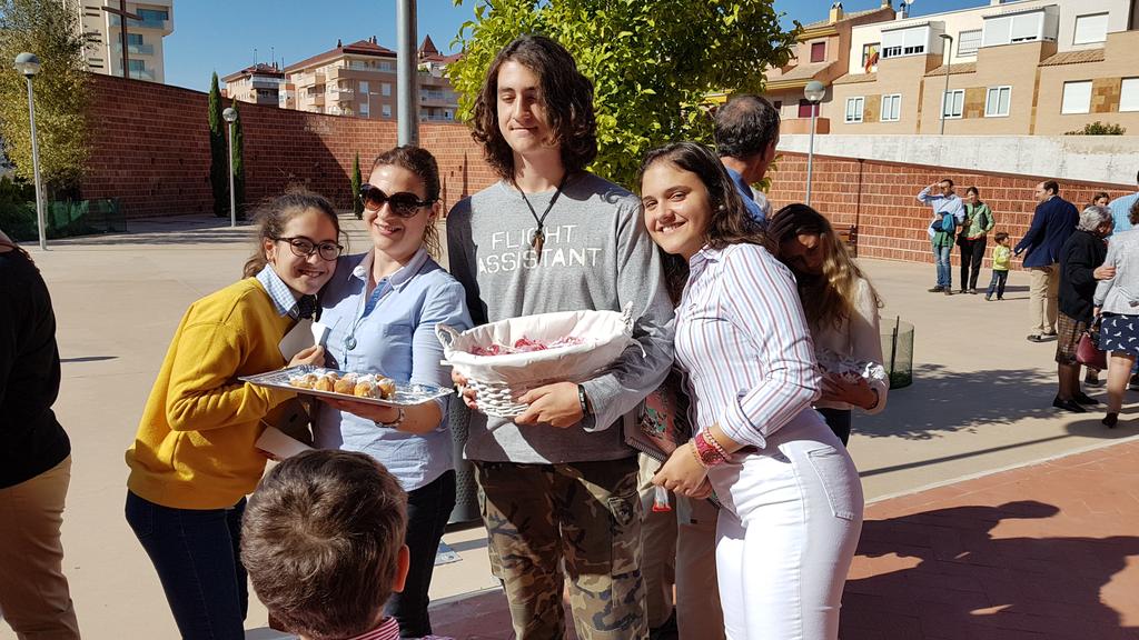 acabeza09's tweet photo. Ni truco, ni trato, @ParroquiaPoveda nos premia con buñuelos y piruletas cómo #Dios manda https://t.co/bcasmFEUx8