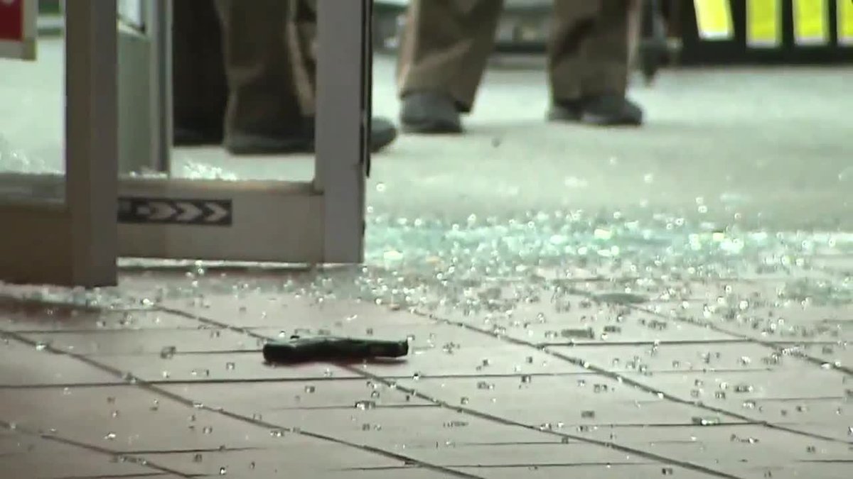 Sources: Off-duty police officer shoots armed robber at CVS in southwest Miami-Dade bit.ly/2xKrb7E?utm_so… https://t.co/veOEaFLdVL