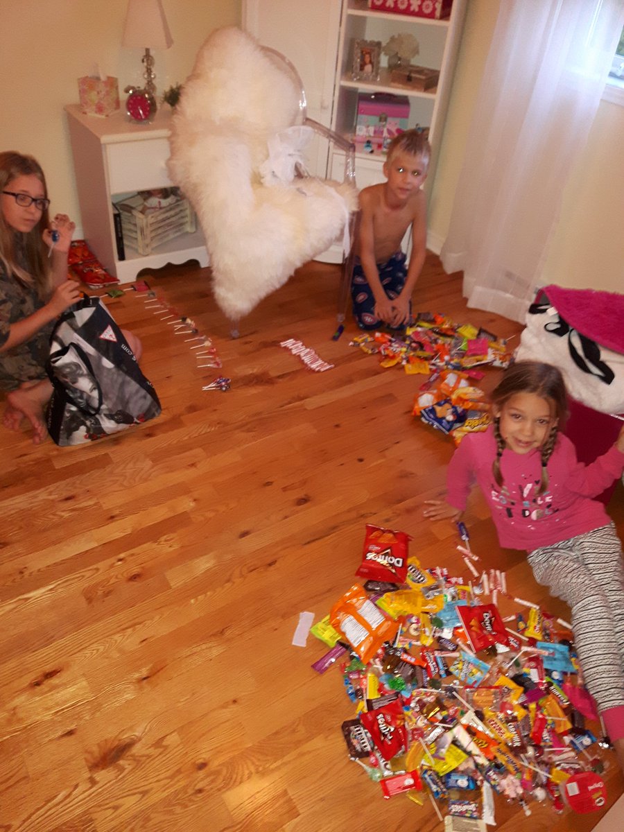KKHABS23's tweet photo. No one came by for candy @mckennaconor? This is last night's haul in Blainville...#HelloCavities https://t.co/LCgMaUN1Kn
