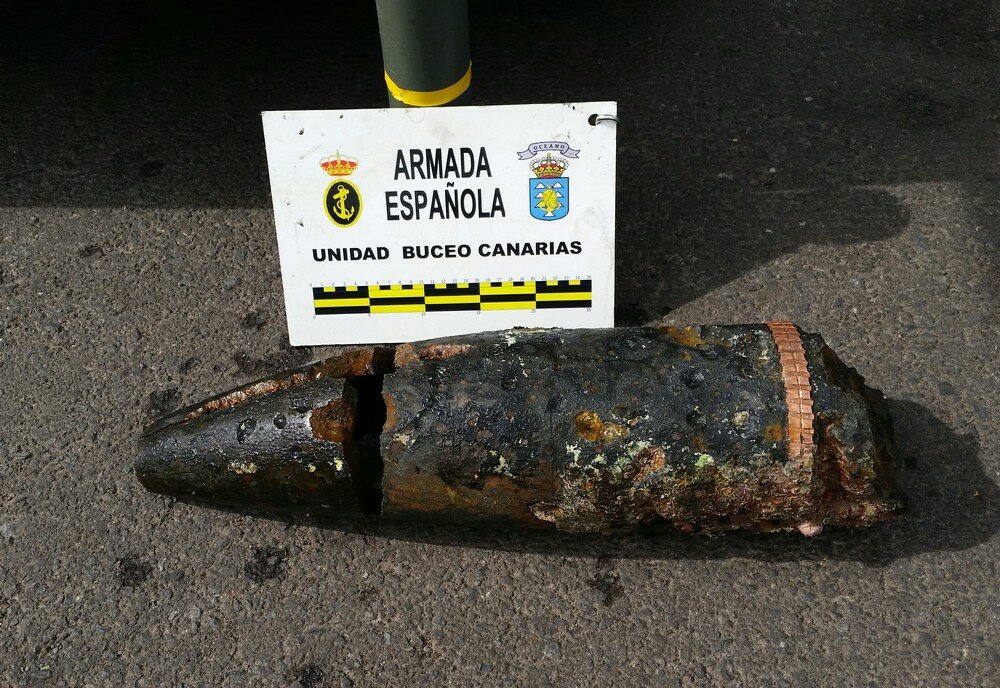 La Unidad de Buceadores del Mando Naval de #Canarias neutraliza un proyectil en las inmediaciones de playa de El Médano #Tenerife