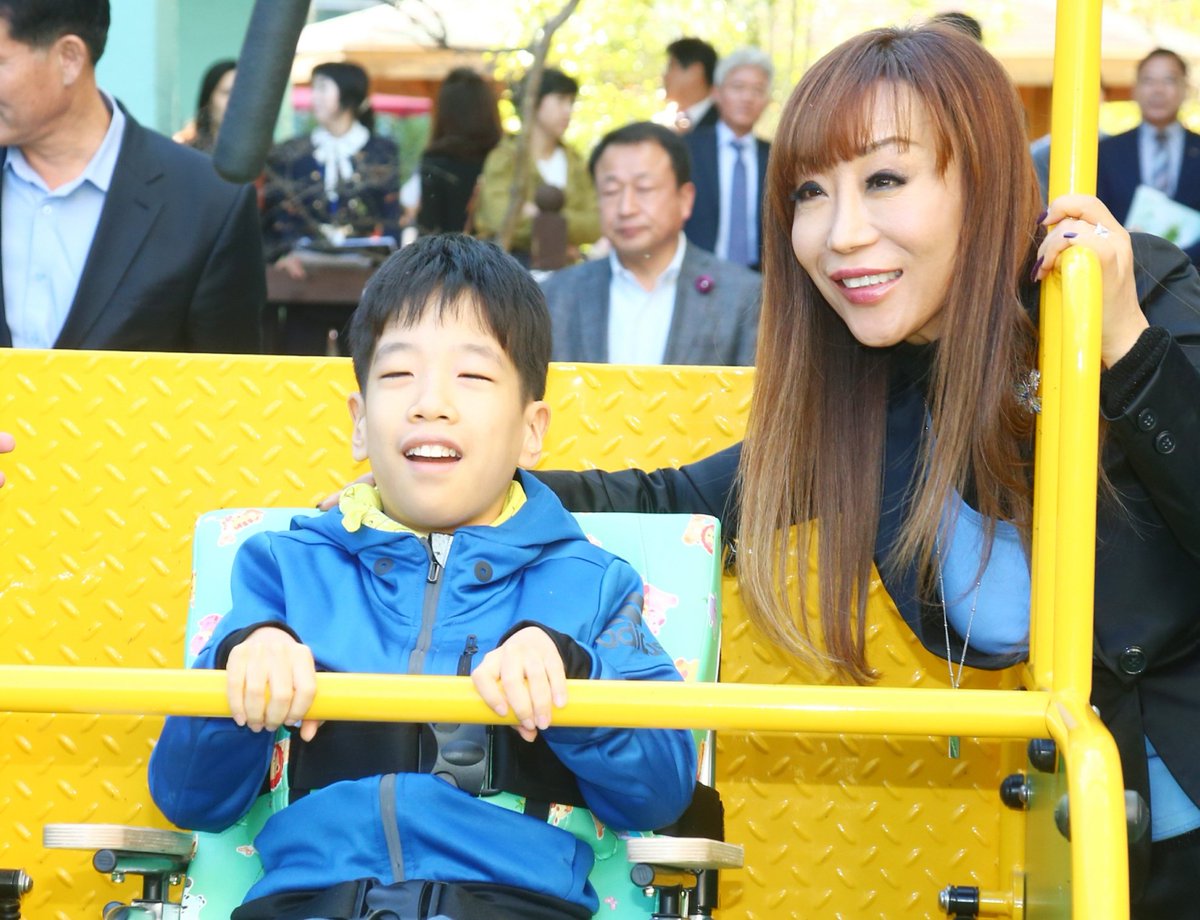 sumijo2011's tweet photo. 어제는 경남 김해은혜학교에서 천사들을 만나고 왔어요! 제가 선물해준 휠체어그네를 타며 웃는 아이들의 모습에 저도 덩달아 신이 납니다! 아이들과 같이 노래도 했어요! 신나고 멋진 하루였습니다!😊❤
https://t.co/SO8Rfhkboc https://t.co/mXsR7kbz5D