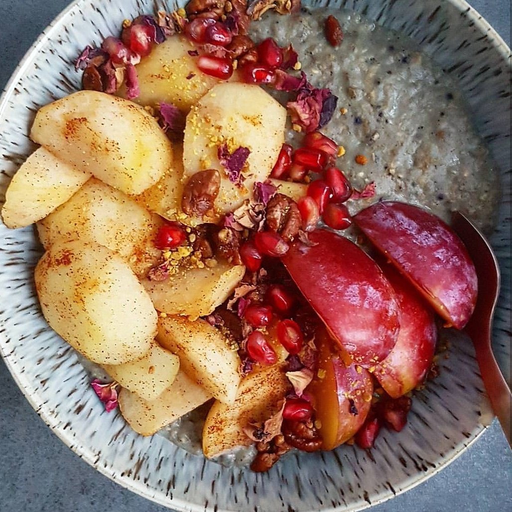 SpamellaB's tweet photo. Kick off #November with a bowl of VANILLA PROTEIN PORRIDGE &amp; CINNAMON APPLES 🍏🍎🍃🍂🍁https://t.co/dGizvUk0Wi https://t.co/OOp8tgMXQu