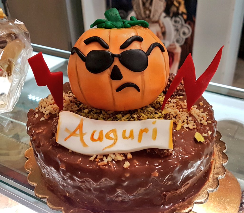 DolCetty1's tweet photo. #Torta #Rocher per #Compleanno https://t.co/6WpL2gFkzV