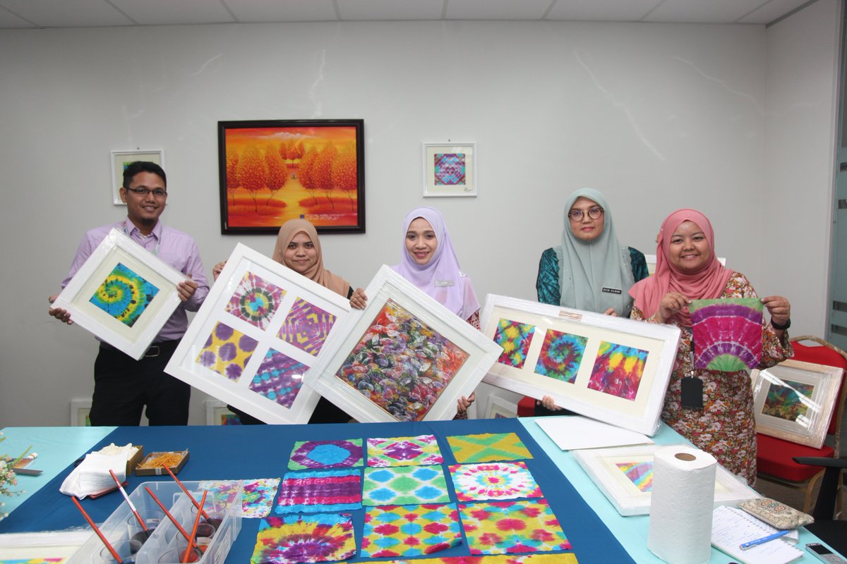 swcorp_my's tweet photo. Temubual bersama wartawan @bernamadotcom untuk mempromosikan artwork Batik Pelangi di ibu pejabat SWCorp Cyberjaya.

#batikpelangi #artwork https://t.co/IVmEjQ848g