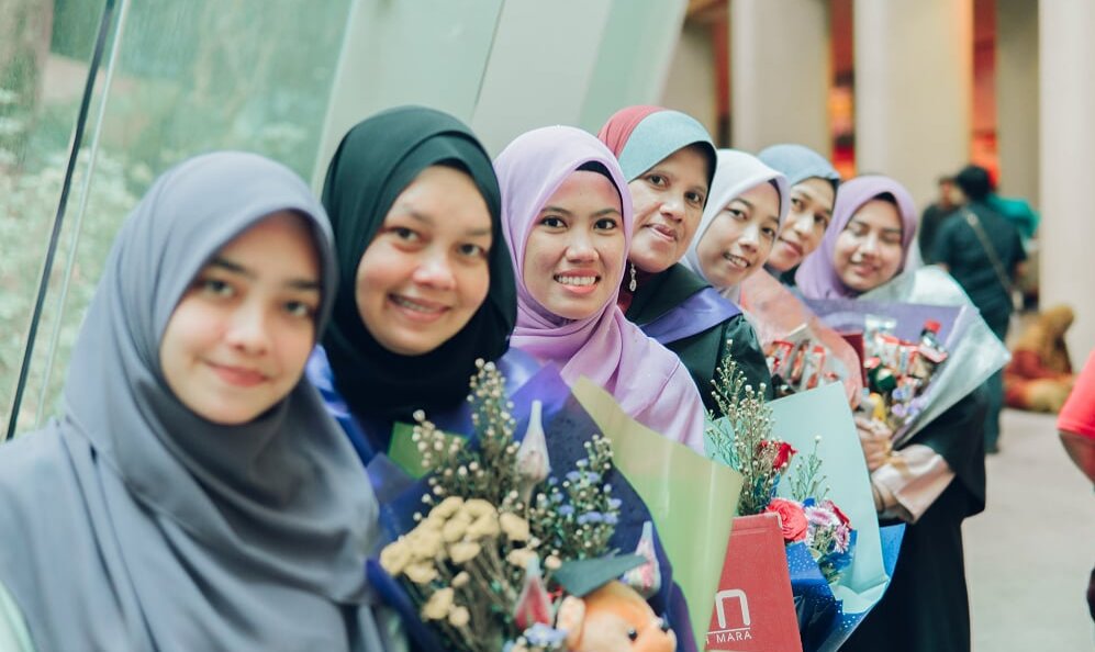 ShahiraShaharom's tweet photo. Officially Graduate🎓

For our parents💕

#DiplomaInEarlyChilhoodEducation 👶
#KPTMKotaBharu https://t.co/W21bkTORGY