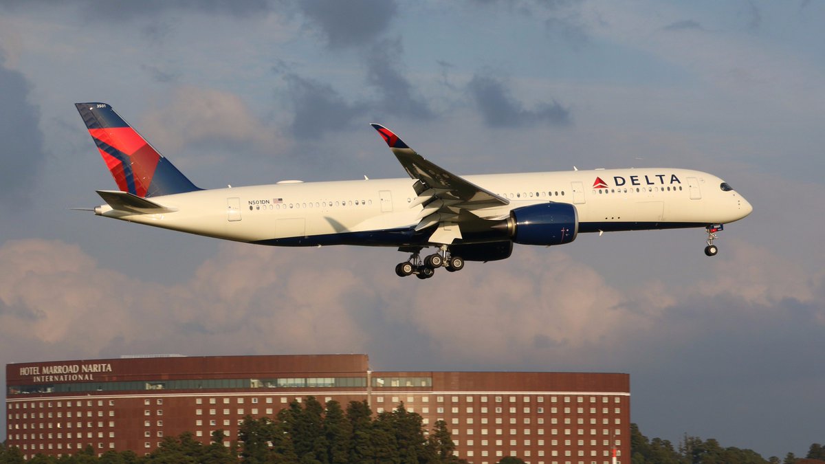 raichan_nariku's tweet photo. デルタ航空 #DAL275 便、A350の就航2日目、機材は #N501DN デルタのA350導入1号機でした。ファンとしては、昨日のｳｫｰﾀｰｷｬﾉﾝ放水アーチはできれば本機でしてほしかったな！と思うのは私だけでしょうか？本機は以前確認飛来をしているが正規就航飛来は初！！ https://t.co/R3qWAR87Ao