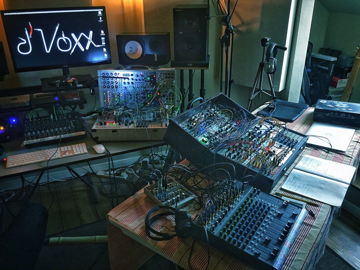 Rehearsals for @WEAREROBOTSOTB yesterday. <a href="/NinoAuricchio/">Nino Auricchio</a> and <a href="/borglands/">Paul Borg</a> cooking with the modulars #WeAreRobots #ElectronicMusic #modular