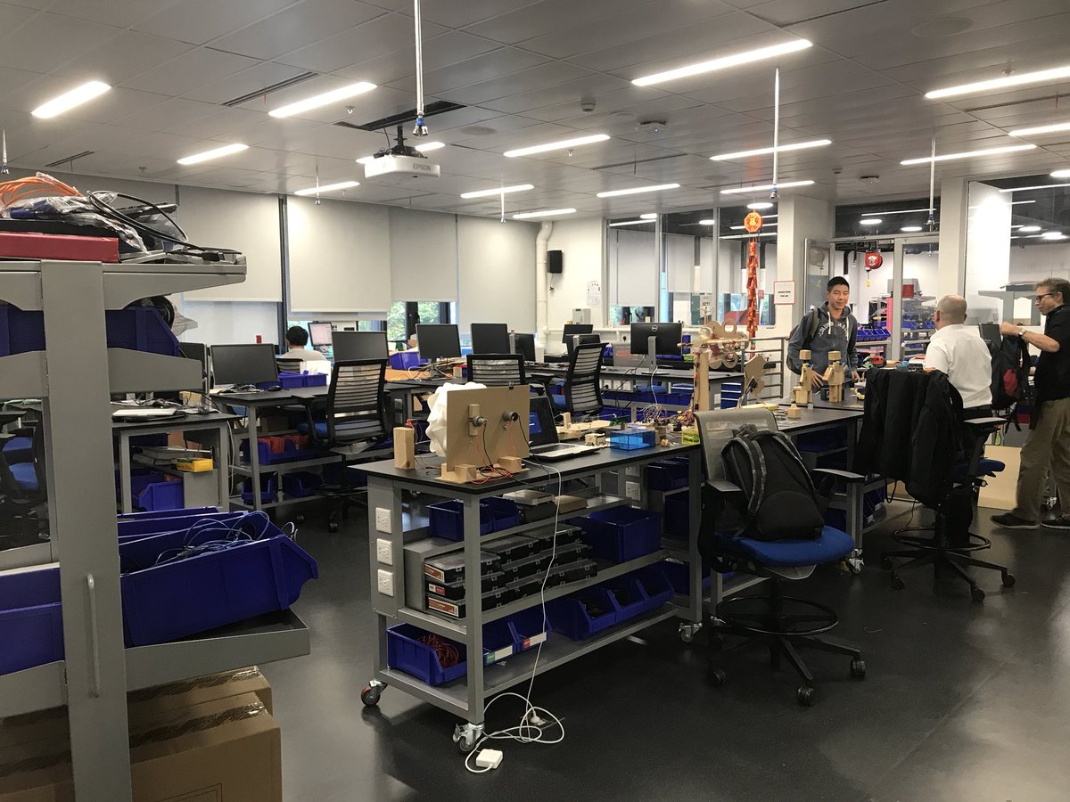 feetetweet's tweet photo. Checking out the amazing #innovation #Learningspace at #saschina #learning2 #muchjealous #swe17 #isedcoach https://t.co/e1fx7Ksnae