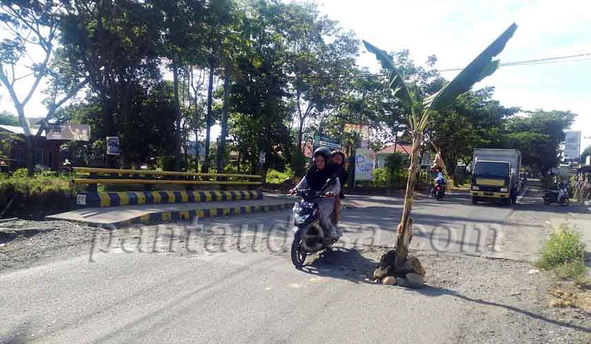 redaksi110's tweet photo. Jadi Penyebab Kecelakaan, Warga Walanae Bone Tanam Pisang di Jalan Rusak
https://t.co/NWuQ2TANXo https://t.co/vtbrqSAOzR