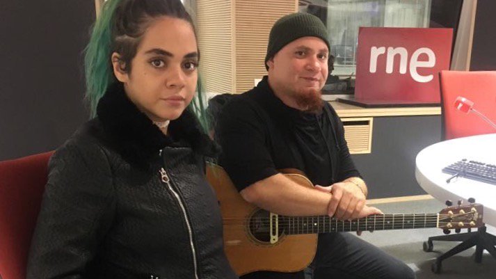 rne's tweet photo. El cantautor cubano @ochoa_kelvis y su hija Isla nos traen un adelanto de su próximo disco, 'Calle amores' https://t.co/D26UFQiJn9 @GD_RNE https://t.co/sQ07ruaDWC