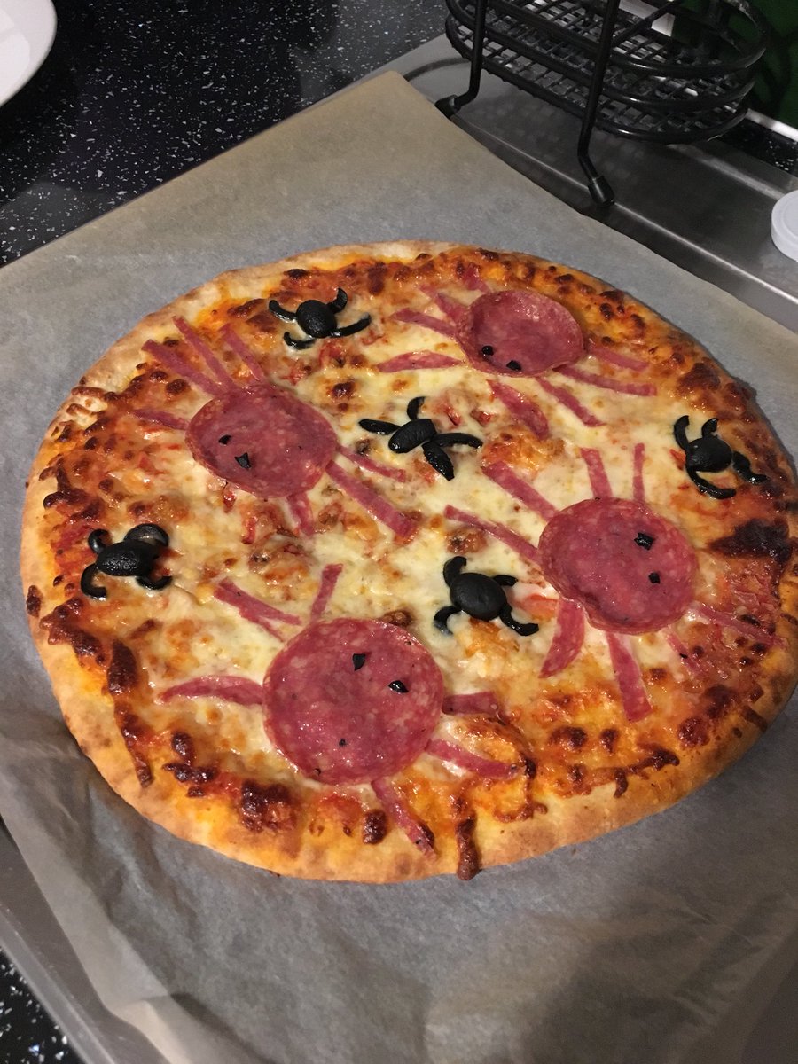 pinkgirlflower's tweet photo. Thanks @bbcgoodfood for the Halloween Spider Pizza inspiration- brilliant idea! 🕷🍕 https://t.co/3qbUr8tHWS