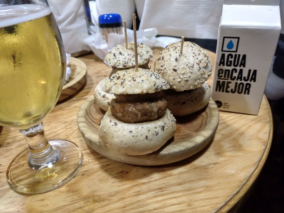 ElCreativista's tweet photo. Íbamos con ganas al mítico #elChampi (tubo) pero nos fuimos un poco "meh". Ese pan burger no le va mucho al champiñón 🙅♂️ #foodies https://t.co/jOiLhddnVj
