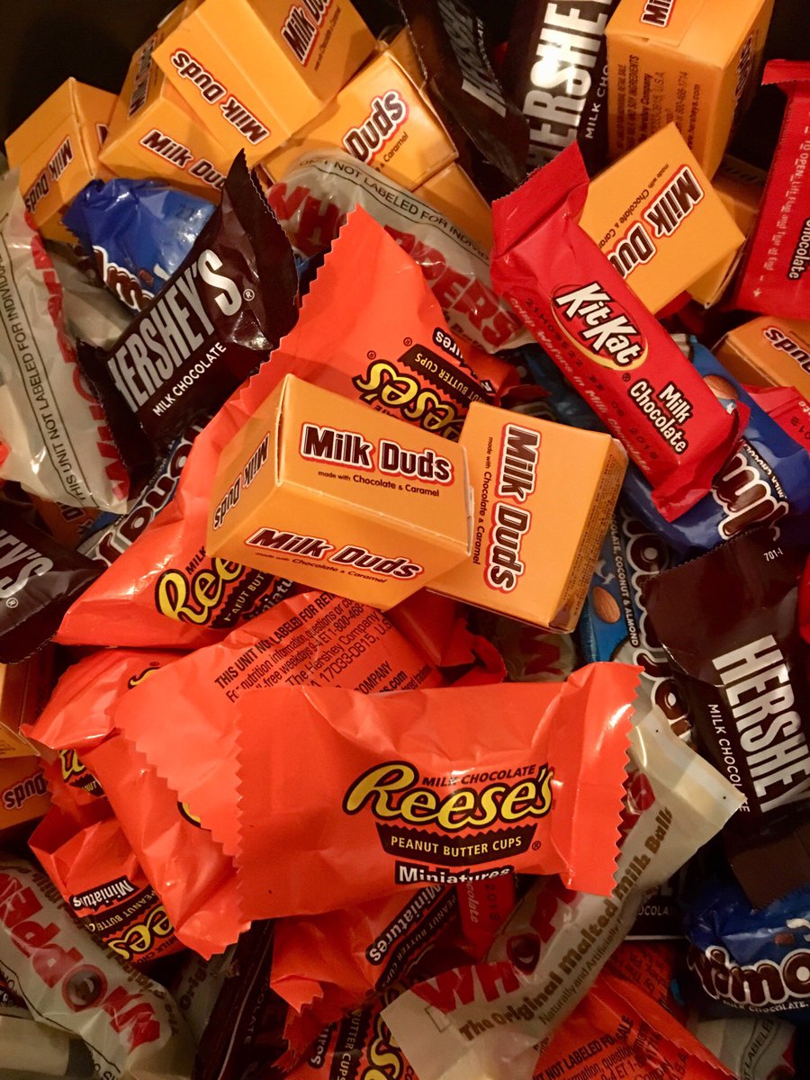 MeredithWRDW's tweet photo. “Ok honey. You can only take a few pieces in your lunchbox today.”
(Eats candy for breakfast when kids aren’t looking.)
#ParenthoodTruth https://t.co/WIOvyaTCol