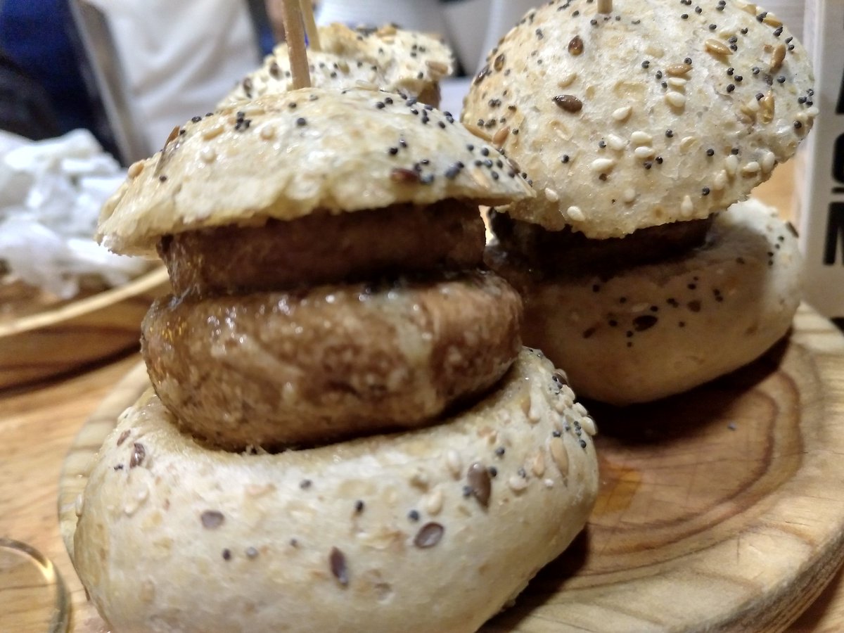 ElCreativista's tweet photo. Íbamos con ganas al mítico #elChampi (tubo) pero nos fuimos un poco "meh". Ese pan burger no le va mucho al champiñón 🙅♂️ #foodies https://t.co/jOiLhddnVj