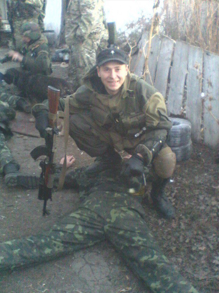 TOborona's tweet photo. Зразкова поведінка з полоненими від бійців НЗФ. 
Для бійця на фото, війна на Донбасі вже не є першою. До цього він брав участь у 2 ЧВ https://t.co/tbEO24XlDI