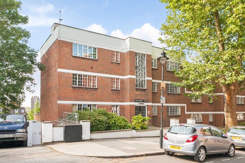 ButterflyCleans's tweet photo. This mornings #tenancycleaning  in #hampstead #nw3. #butterflycleaninglondon working to perfection in the 2 bedroom flat. ☎️020 7205 2121 https://t.co/0sLWHZCHJA