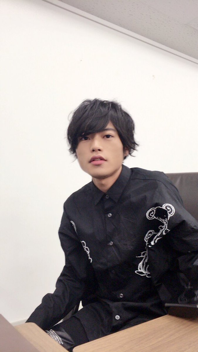 仲村 宗悟 315deアイマshow 本日も無事終了しました ゲストは高塚智人と堀江瞬でした たかぴーがホリエルの胸にバッジをつけてあげてるところを激写した あとイケメンの単品ホリエル Sidem まいしゅーご T Co Bl8ol2facn Twitter