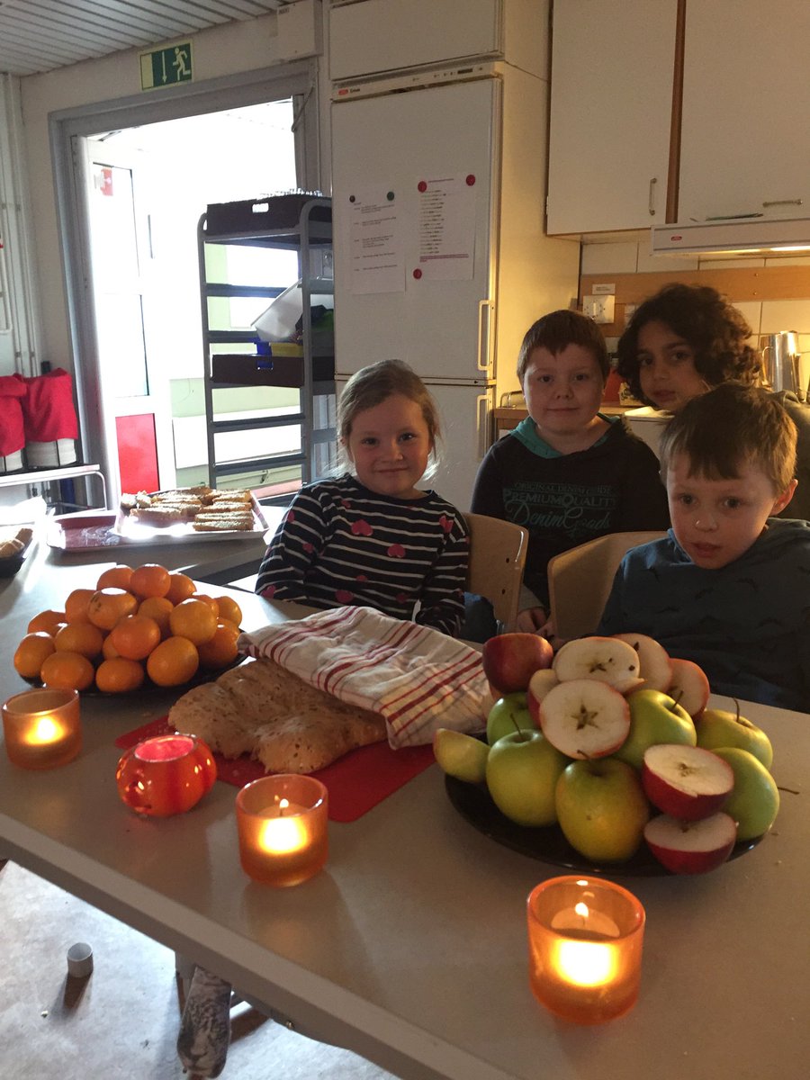 Skolan har läslov och vi på Runbacka fritids myser med hembakt bröd o frukt innan sagostund !