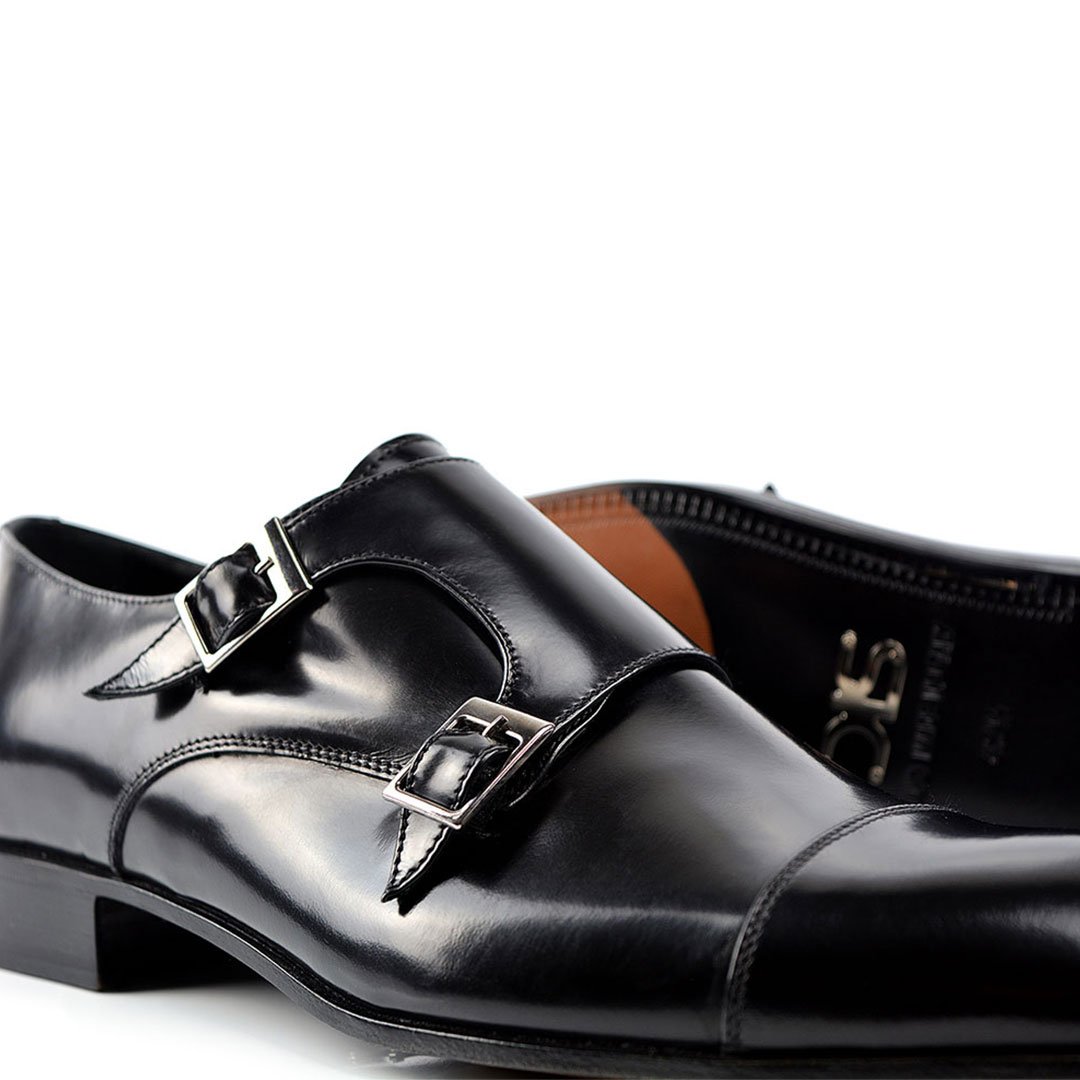AtMayfair's tweet photo. A journey of thousand miles begins with a pair of #shoes. #ShopAtMayfair to buy stylish ones from the hottest collection of #designer shoes. https://t.co/hZUcxy3Hs5
