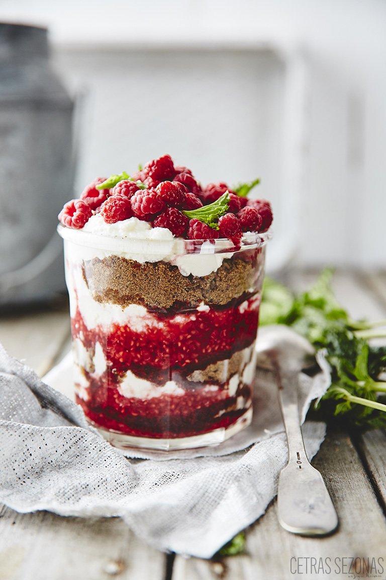 Ir sācies sarkanbaltsarkano desertu laiks! Un kā tad bez rupjmaizes kārtojums.. :) Recepti meklē - cetrassezonas.lv/lv/receptes/de…