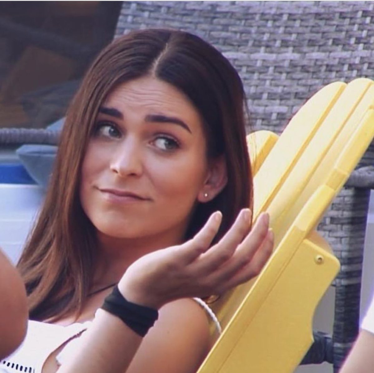 alexiagoat's tweet photo. ¿Cuándo decís que repescamos a @LauraGHRV, que vaya echando a la mugre y después la hacemos ganadora? 🦋 #RepescaLauraGH https://t.co/xpsA3R6eB5