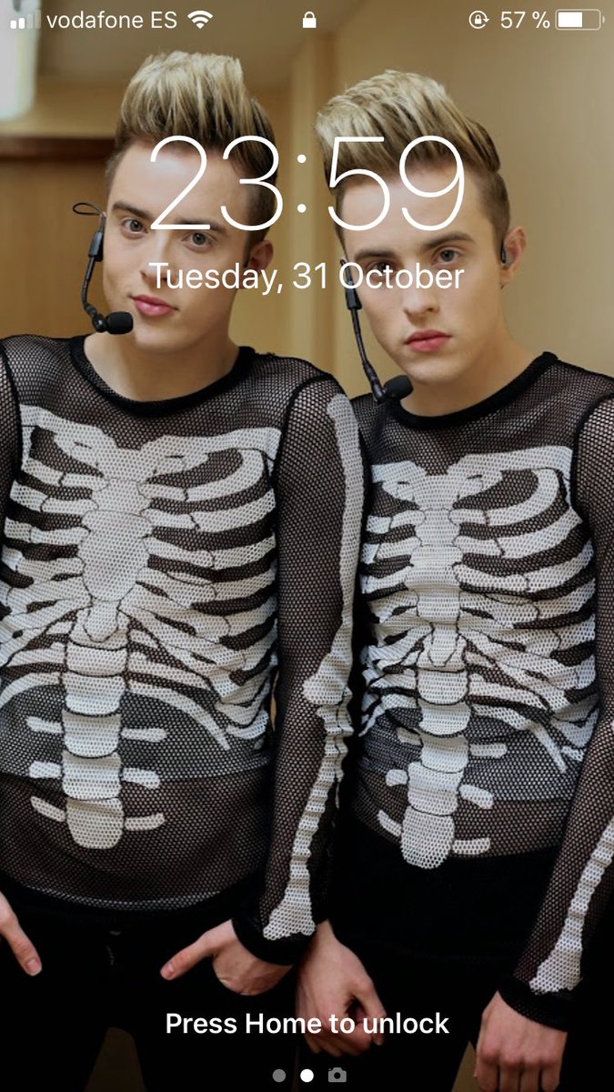 CommonESCGirl's tweet photo. When October 31st turns into November 1st https://t.co/scLpQhmYH5