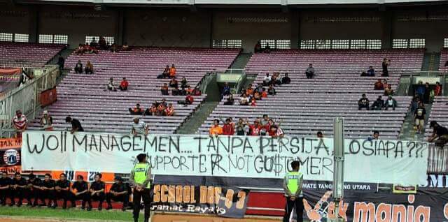bontotoriginal's tweet photo. Jaman Di Tribun @Csp1928 masih bisa Tiduran ini, inget Pak @hambaganteng Yang Ber'KTA Tanpa Persija Kalian Bukan Apa2... https://t.co/xMqstPNuFj