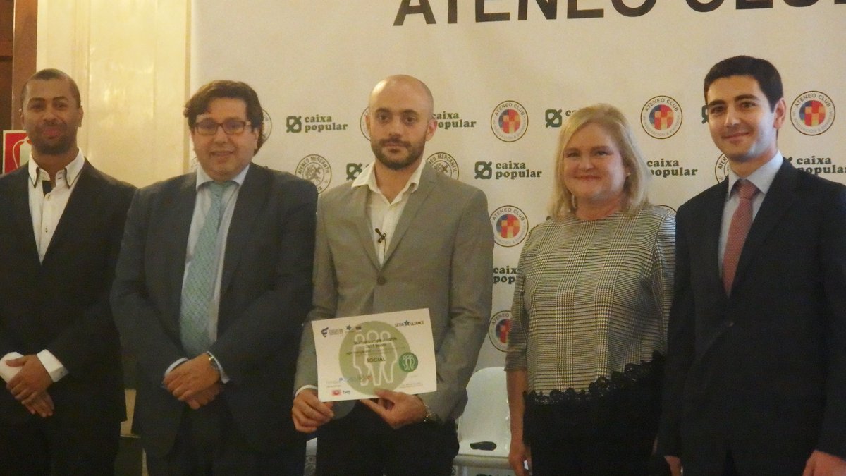 AteneoEmprende's tweet photo. Jordi Hernández recibió el Premio @AteneoValencia StartUp Acelerador 2017 para desarrollar su proyecto @Finnovaregio https://t.co/zgzAvCy9kv https://t.co/k3Zb4fXHJi