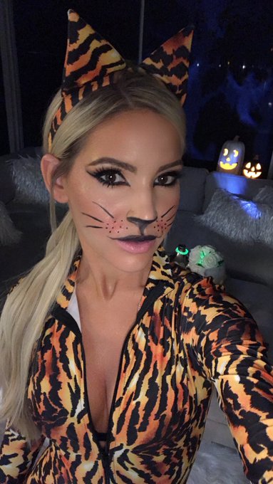 #HappyHallowen 🐅🎃💁🏼 https://t.co/qSEE1PwZA3<a href="/tag/happyhallowen"class="tags">#HappyHallowen</a>