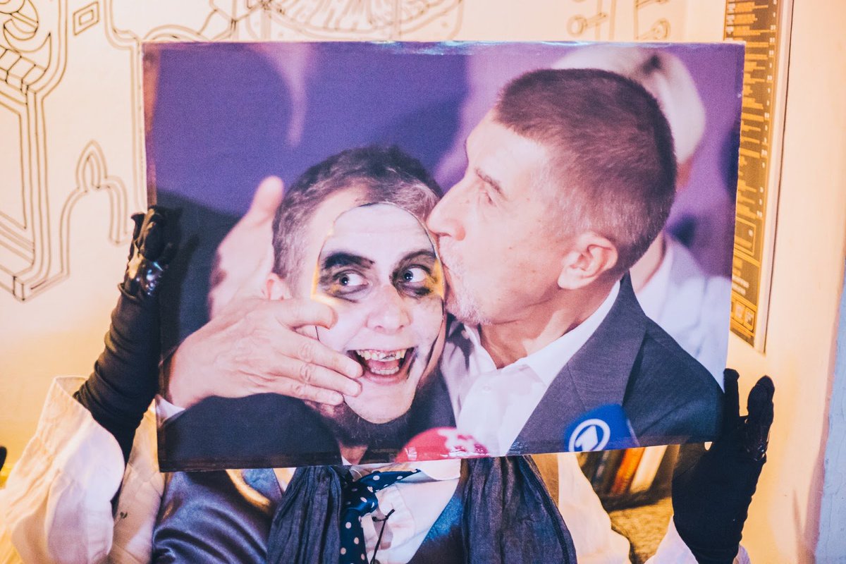 OndraPariz's tweet photo. Jednoznačně nejoblíbenější, ale zároveň nejděsivější maska naší letošní Halloweenské party. @PolitickyBizar @prchal https://t.co/LtBuRBXrhP
