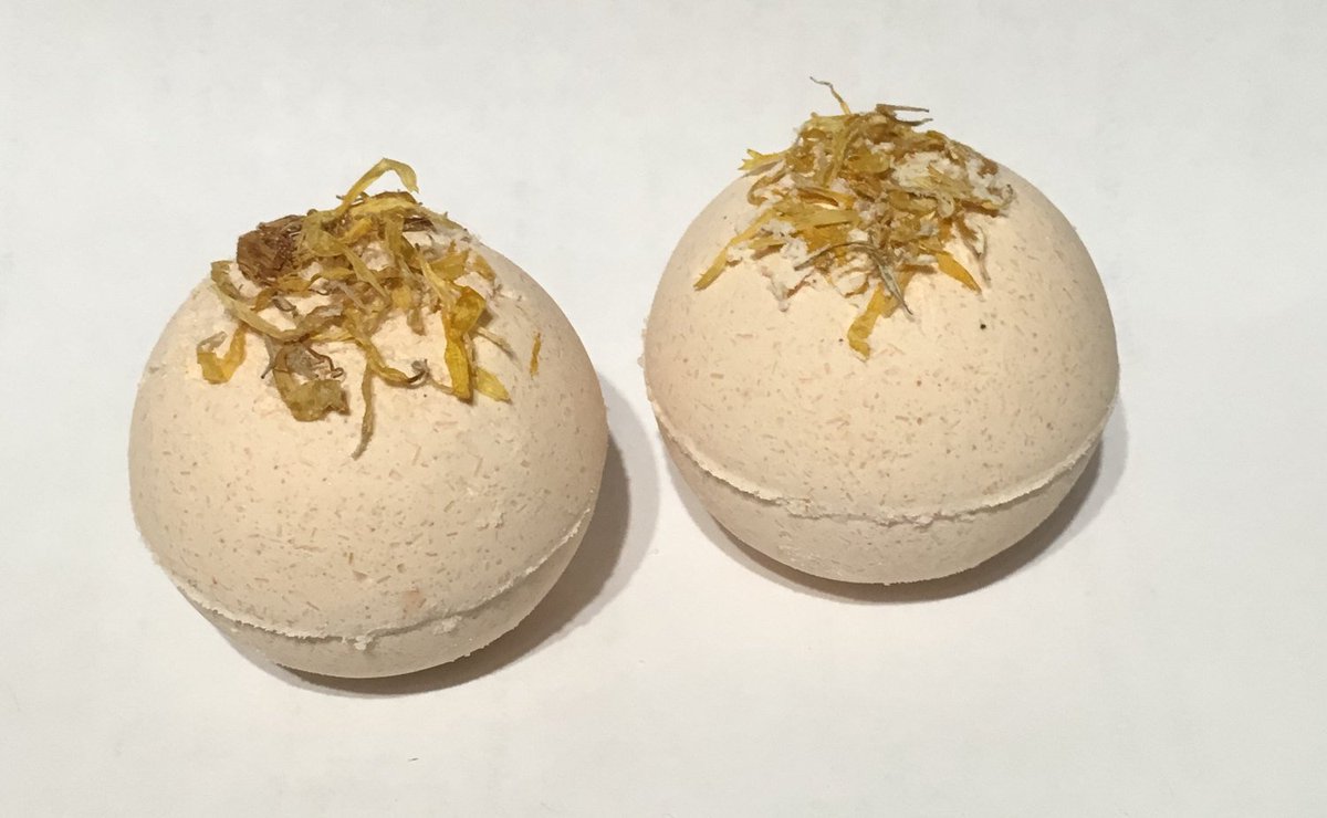 GoodKittyNats's tweet photo. Tiger Lily Bath Bomb Fizzy with Whole Rose Hips and Calend⦠https://t.co/zGkBnxGXWZ #Naturalskincare #FizzyBathBombs https://t.co/k2ClwuZs7y