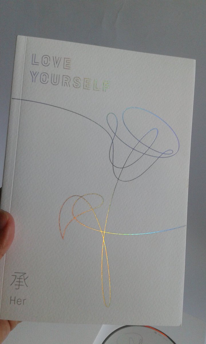 pramucina's tweet photo. Bts love yourself album. Album kpop kedua setelah jung sewoon yang aku punya. Dapet yang V ver. Covernya putih bersih enak diliat ^^ https://t.co/oBNMAfo9jK