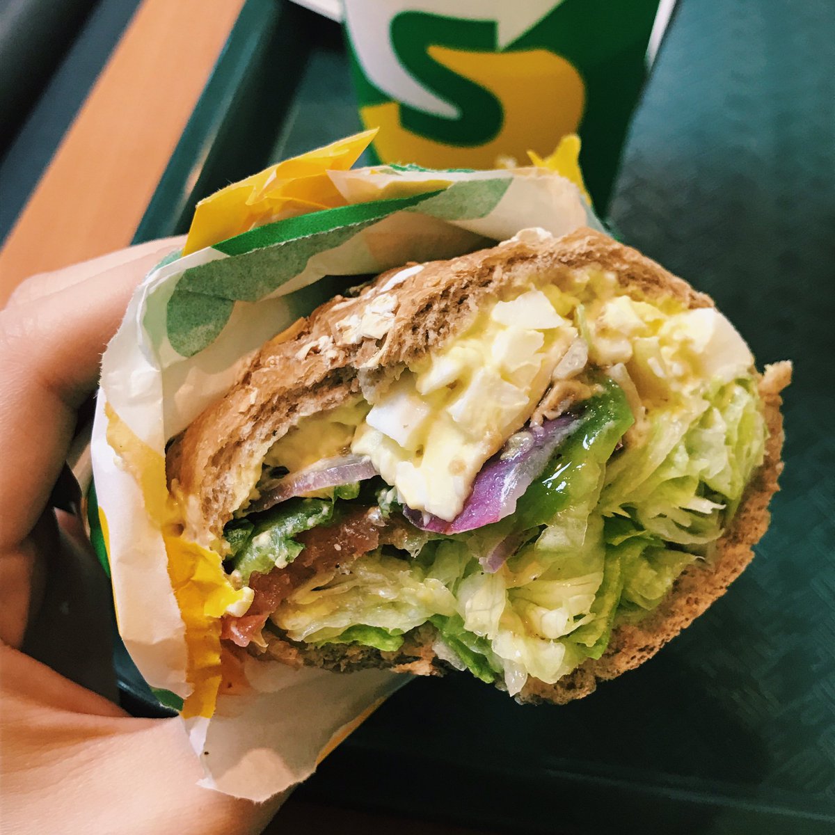 오랜만이 서브웨이 오늘은 에그마요🌯

- 에그마요
- 허니오트 구워주세요
- 소스: 후추 아주 많이, 스위트 어니언, 스위트 칠리
- 오이피클 빼고 다, 양파/할라피뇨 많이

여기에 베이컨 추가해도 맛있어요! 살짝 달달한 편이니 참고하셔요. 맛남😋