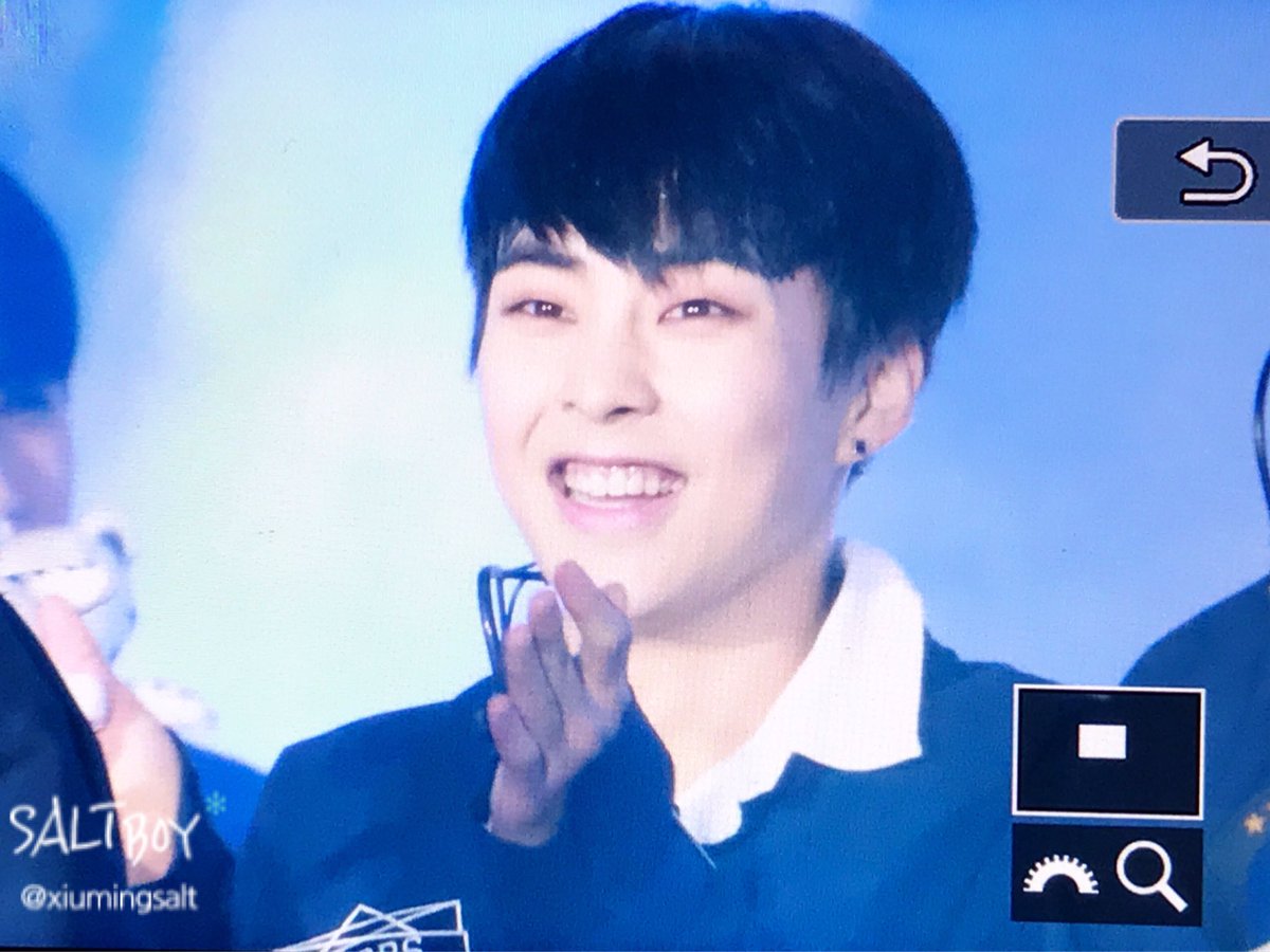 xiumingsalt's tweet photo. 171101 광화문 G-100 콘서트 
환하게 웃는 시우민♥️ 👍🏻
#시우민 #XIUMIN https://t.co/3S4zK77wjW