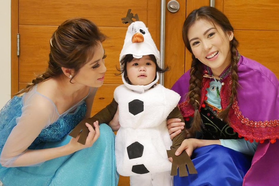 ABSCBNNews's tweet photo. LOOK: Toni, Alex dress up baby Seve as Olaf to complete 'Frozen' trio
https://t.co/P1iMwnZIBg https://t.co/g8kGnfrK7X