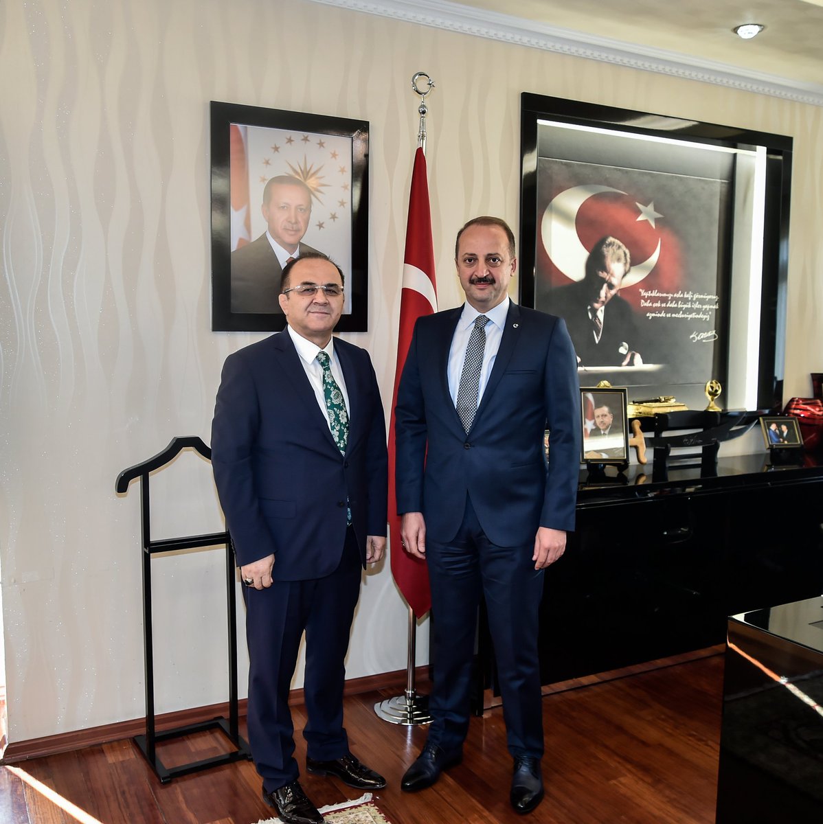 mesutakgul06's tweet photo. İade-i ziyarette bulunan Minibüsçüler Odası Başkanı Hacı Bekir Gani'yi belediyemizde misafir ettik. https://t.co/rGKUWaX179
