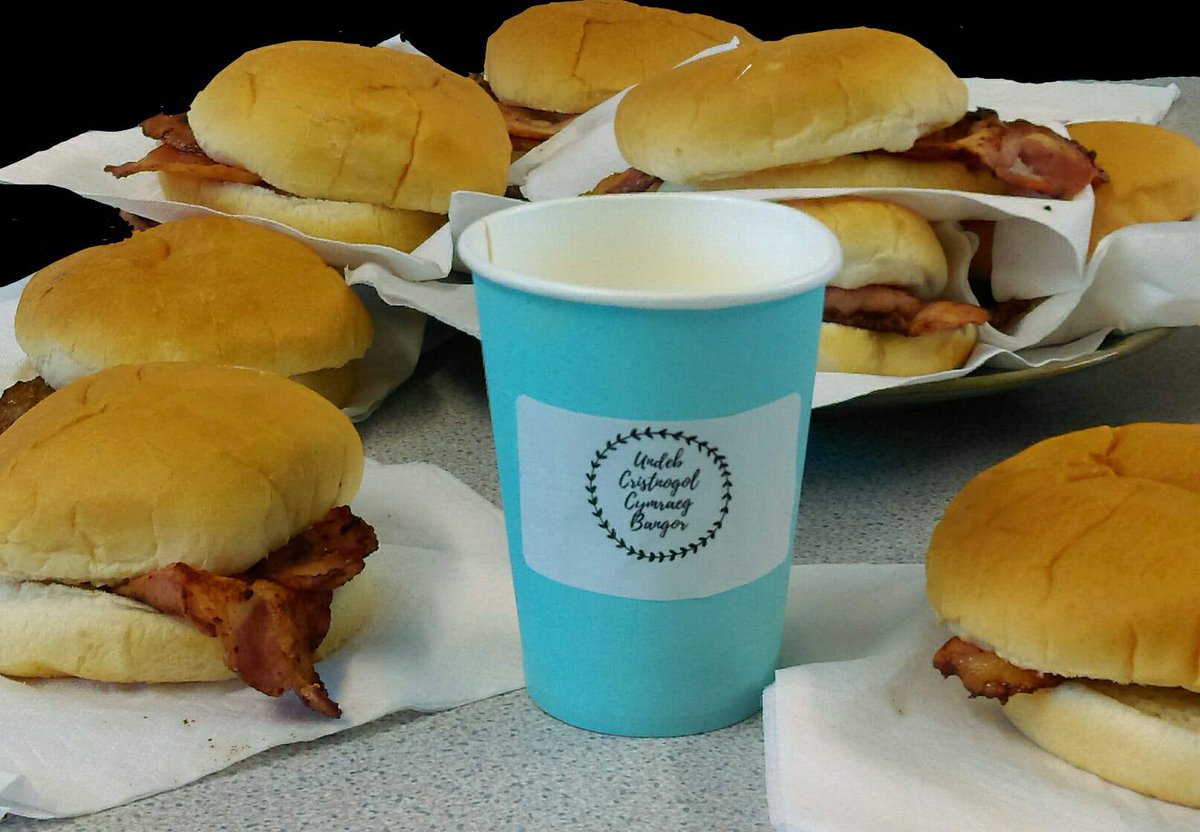 UCCBangor1's tweet photo. @UMCB1 Dewch i nôl eich baps bacwn, am ddim tu allan i JMJ tan 1:30yh! 🥓😋 https://t.co/6syTwEBwov