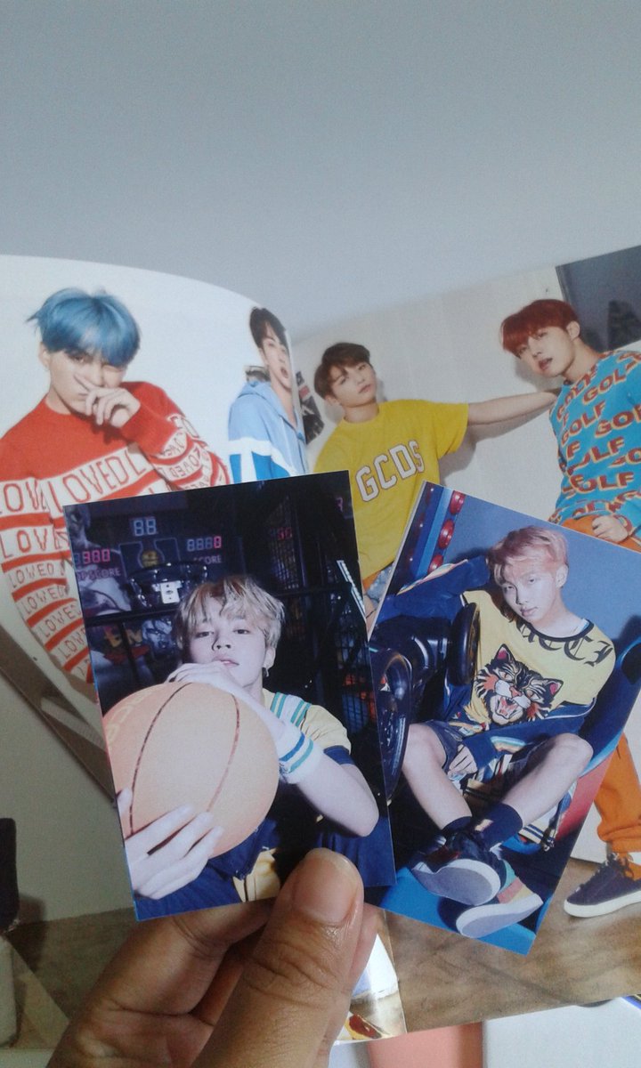 pramucina's tweet photo. Engga ada photocard soalnya ini unsealed. Tapi dikasih unoff photocard namjoon terus ada transparent card jimin juga ^^ https://t.co/COicedUl2L