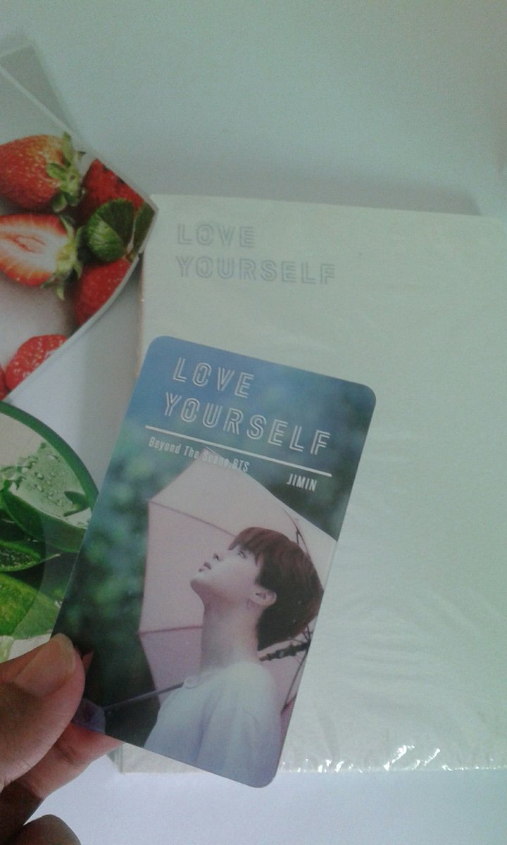 pramucina's tweet photo. Engga ada photocard soalnya ini unsealed. Tapi dikasih unoff photocard namjoon terus ada transparent card jimin juga ^^ https://t.co/COicedUl2L