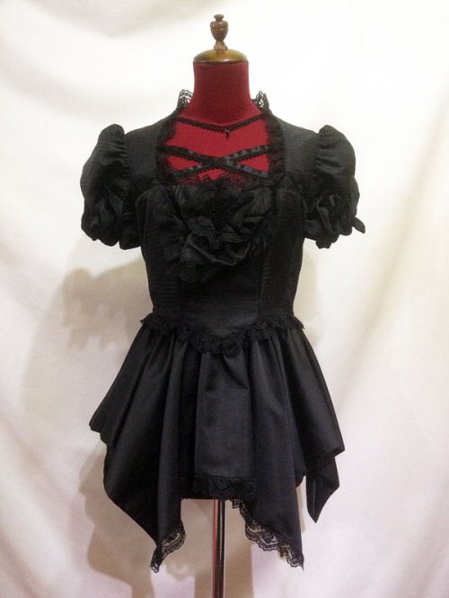 Atelier Pierrot Marble あみあげアンティークワンピース 姫袖 パニエ入りフリルスカート 黒 受注商品 胸元のレースバラが華やかな夏から秋 冬 春とオールシーズン着用可能な別姫袖とスカートがついたワンピースです 通販ページ