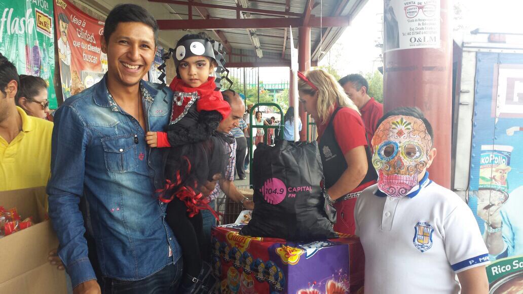 StatusQro's tweet photo. #CapitalNoticias está de fiesta y queremos celebrar contigo estas épocas, sintonízanos de 7:00 a 9:00 y llévate grandes regalos #MACABRONES https://t.co/Q60qRvBylB