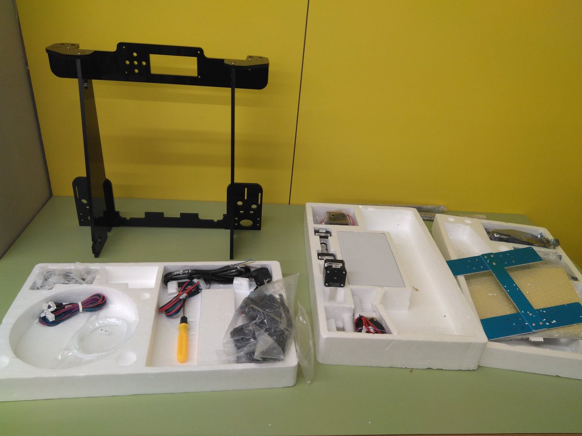 EscolaElsPins's tweet photo. Gracies a @weareLetSMake poc a poc va agafant forma! Amb ganes d'estrenar-la #PinsMaker #3D #printing #TAC #InnovacionEducativa https://t.co/G6Rd0O3Irv